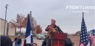 Kandidat za Senat u SAD-u držao svinjsku glavu s Kur’anom ispred džamije