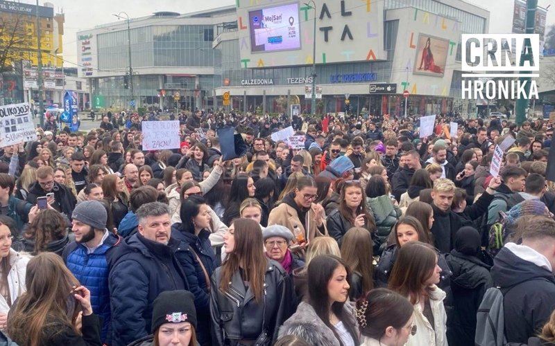 Iako im prijete izbacivanjem iz škola, mladi poručili da i sutra izlaze na ulice: ‘Ne opravdavate časove, opravdavate smrt!’