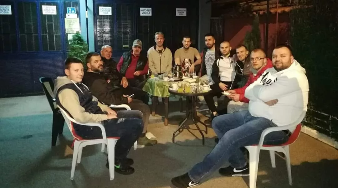LJEPOTA RAMAZANA: Srbin iz Novog Pazara ugostio komšije muslimane kafom i kolačima nakon iftara! (FOTO)