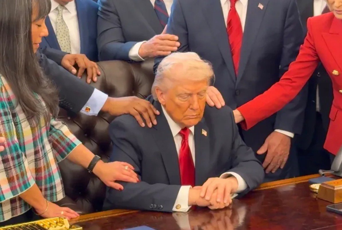 Nesvakidašnji snimak iz Bijele kuće: 20 ljudi okupljenih oko Trumpa i mole se u njegovo ime (VIDEO)