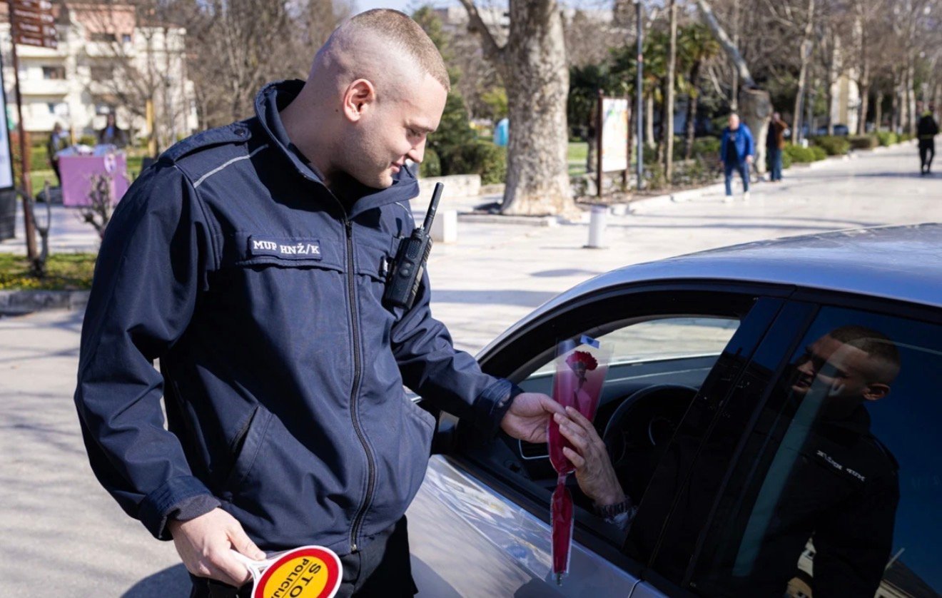 FOTO | Policija u Mostaru zaustavljala vozačice: Umjesto kazni dobile cvijeće