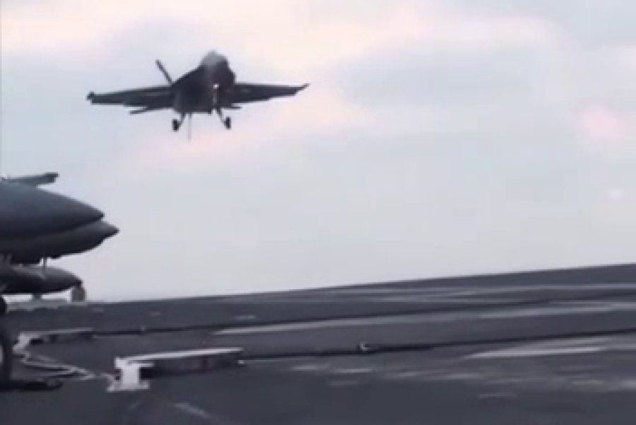 U PENTAGONU SE HVATAJU ZA GLAVU: Američki F-18 borbeni avion srušio se u more prilikom slijetanja na nosač aviona Abraham Lincoln