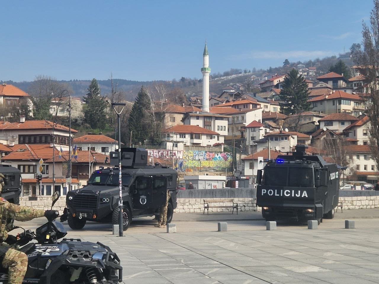 Oklopna vozila na ulicama Sarajeva