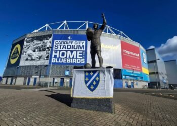 (FOTO) Ispred stadiona u Kardifu ponosno se vijori zastava sa ljiljanima