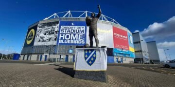 (FOTO) Ispred stadiona u Kardifu ponosno se vijori zastava sa ljiljanima