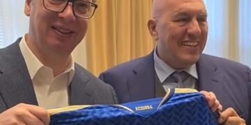 Vučić pozirao sa dresom Italije, komentari urnebesni: “Sad nam je jasno…”