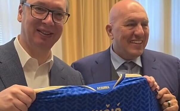 Vučić pozirao sa dresom Italije, komentari urnebesni: “Sad nam je jasno…”