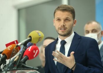 Stanivuković poklonio stan djeci stradalih roditelja iz Dervente