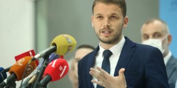 Stanivuković poklonio stan djeci stradalih roditelja iz Dervente