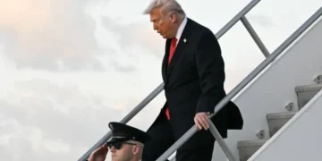 Donald Trump sve bolesniji? Jedva se spustio niz stepenice, objavljena zabrinjavajuća snimka