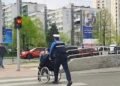 Fotografija oduševila javnost: Poznat identitet policajca koji pomaže osobi sa invaliditetom na raskrsnici Otoka