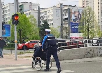 Fotografija oduševila javnost: Poznat identitet policajca koji pomaže osobi sa invaliditetom na raskrsnici Otoka