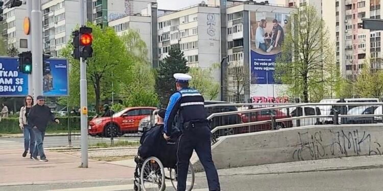 Fotografija oduševila javnost: Poznat identitet policajca koji pomaže osobi sa invaliditetom na raskrsnici Otoka