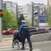 Fotografija oduševila javnost: Poznat identitet policajca koji pomaže osobi sa invaliditetom na raskrsnici Otoka