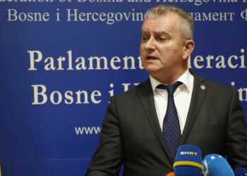 KARAMATIĆ UZBURKAO JAVNOST: HSS od FIFA-e traži zabranu zastave sa ljiljanima na stadionima…