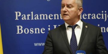 KARAMATIĆ UZBURKAO JAVNOST: HSS od FIFA-e traži zabranu zastave sa ljiljanima na stadionima…