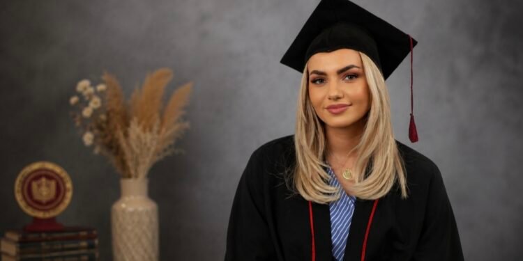 Impresivan uspjeh studentice iz BiH: Armina Imamović završila fakultet sa skoro savršenim prosjekom 9,98 i postala studentica generacije