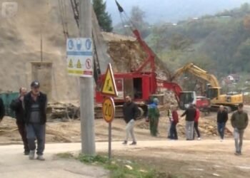 Teška tragedija na gradilištu autoputa u BiH: Mladi radnik izgubio život nakon udara kamiona(FOTO)
