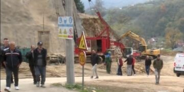 Teška tragedija na gradilištu autoputa u BiH: Mladi radnik izgubio život nakon udara kamiona(FOTO)