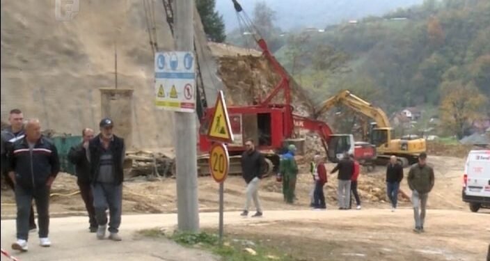 Teška tragedija na gradilištu autoputa u BiH: Mladi radnik izgubio život nakon udara kamiona(FOTO)