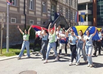 Uz trubače, kolo i zastave RS i BiH: Maturanti u Srebrenici proslavili kraj školovanja