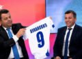 ŽESTOK OKRŠAJ SEVLIDA I NEBOJŠE: Hurtić poklonio Vukanoviću bijeli dres nogometne reprezentacije BiH, a ovaj mu odgovorio – “Bio si oficir Armije RBiH, sad si Dodikov igrač” (VIDEO)
