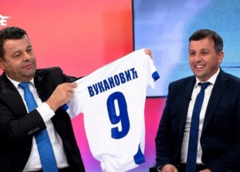 ŽESTOK OKRŠAJ SEVLIDA I NEBOJŠE: Hurtić poklonio Vukanoviću bijeli dres nogometne reprezentacije BiH, a ovaj mu odgovorio – “Bio si oficir Armije RBiH, sad si Dodikov igrač” (VIDEO)