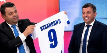 ŽESTOK OKRŠAJ SEVLIDA I NEBOJŠE: Hurtić poklonio Vukanoviću bijeli dres nogometne reprezentacije BiH, a ovaj mu odgovorio – “Bio si oficir Armije RBiH, sad si Dodikov igrač” (VIDEO)