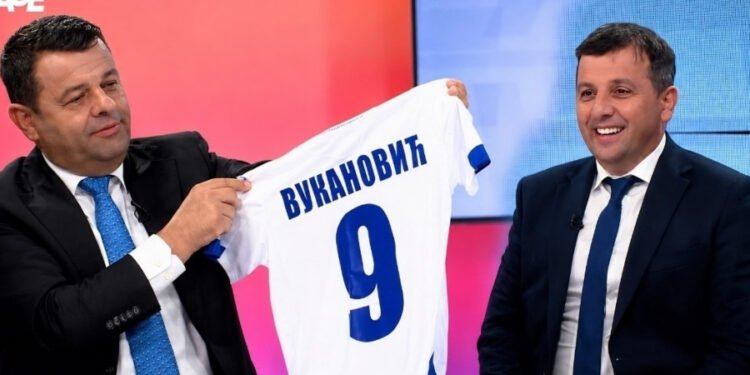 ŽESTOK OKRŠAJ SEVLIDA I NEBOJŠE: Hurtić poklonio Vukanoviću bijeli dres nogometne reprezentacije BiH, a ovaj mu odgovorio – “Bio si oficir Armije RBiH, sad si Dodikov igrač” (VIDEO)