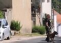 Ovo je muškarac koji je sinoć ubio maturanta koji mu je donio hranu. Policija: Opasan je i naoružan