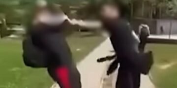 Uznemirujući snimak iz BiH: Maloljetnik brutalno pretukao vršnjaka, ostali sve snimali