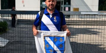 HISTORIJSKI PREOKRET NA SUDU U BANJA LUCI: Zastava Republike BiH sa 6 zlatnih ljiljana proglašena potpuno LEGALNOM, policija hitno mora vratiti oduzeto obilježje (VIDEO)