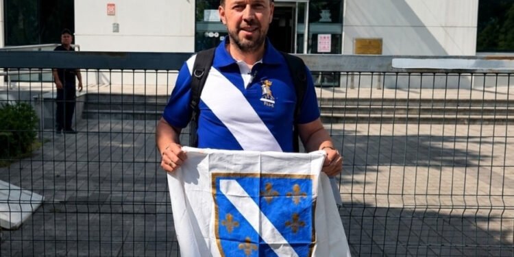 HISTORIJSKI PREOKRET NA SUDU U BANJA LUCI: Zastava Republike BiH sa 6 zlatnih ljiljana proglašena potpuno LEGALNOM, policija hitno mora vratiti oduzeto obilježje (VIDEO)