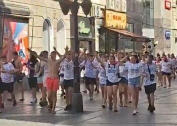 Skandalozne scene u centru Beograda: Maturanti skandirali ime Ratka Mladića