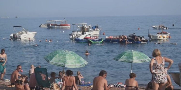DVOJICU DJEČAKA SPASIO OD UTAPANJA: Admir je heroj sa Slovenske plaže