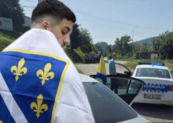 (VIDEO) Vlasenica: Policija intervenirala zbog maloljetnog dječaka koji je nosio zastavu s ljiljanima tokom proslave mature