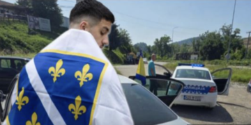 (VIDEO) Vlasenica: Policija intervenirala zbog maloljetnog dječaka koji je nosio zastavu s ljiljanima tokom proslave mature