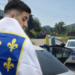 (VIDEO) Vlasenica: Policija intervenirala zbog maloljetnog dječaka koji je nosio zastavu s ljiljanima tokom proslave mature