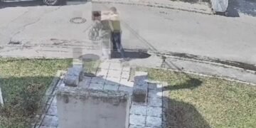 Drska pljačka u Sarajevu: Starijoj ženi s vrata strgnuo lančić i oborio je na ulici