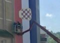 USIJANJE U SREDNJOJ BOSNI: U Novom Travniku izvješena ogromna zastava takozvane Herceg-Bosne (FOTO)