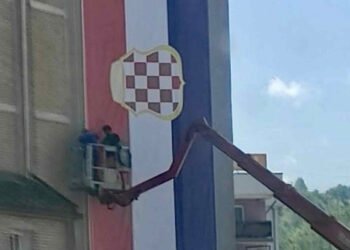 USIJANJE U SREDNJOJ BOSNI: U Novom Travniku izvješena ogromna zastava takozvane Herceg-Bosne (FOTO)