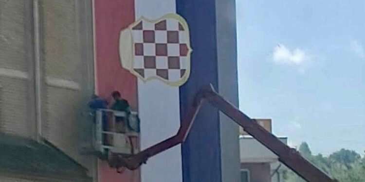 USIJANJE U SREDNJOJ BOSNI: U Novom Travniku izvješena ogromna zastava takozvane Herceg-Bosne (FOTO)