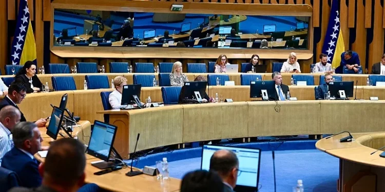 Konačno usvojene izmjene zakona: Državnim službenicima bit će povećane plate bez obzira na usvajanje budžeta