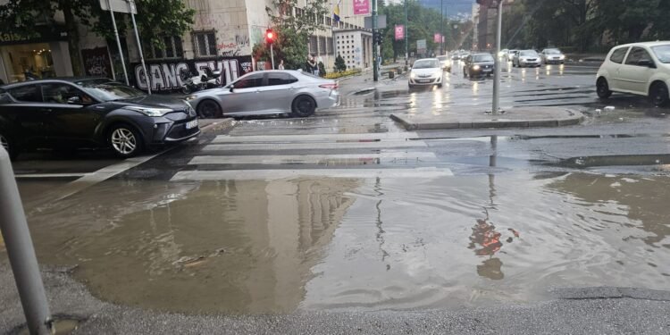 Video / Snažno nevrijeme pogodilo Sarajevo: Kiša za kratko vrijeme pretvorila ulice u potoke