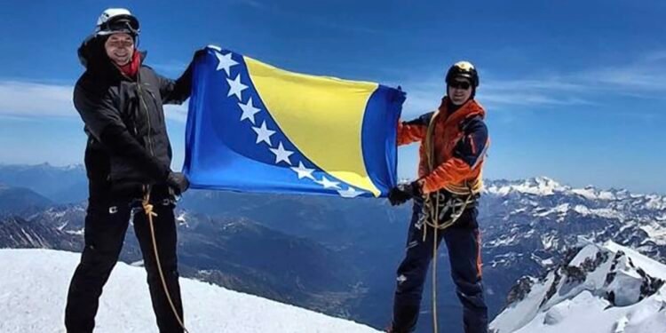 Zastava BiH zaviorila se na krovu Alpa: Planinari iz Bugojna osvojili Mont Blanc spektakularnom rutom