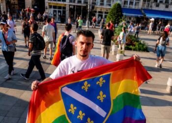 Na Bh. povorci ponosa pažnju privukla zastava s ljiljanima u duginim bojama