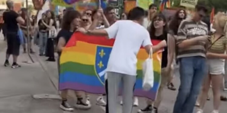 Zastava s ljiljanima u duginim bojama na Bh. paradi ponosa: Mladić iz Sarajeva je ukrao i zapalio