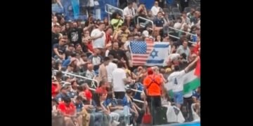 Pogledajte kako se navijač BiH suprotstavio muškarcu koji je podigao zastavu Izraela