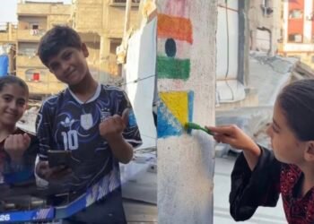 Djeca iz Palestine čula skandiranje bh. navijača pa na ruševinama nacrtala zastavu BiH: “Viva Bosnia”
