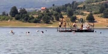 Šokantni detalji tragedije na jezeru u BiH: Jedan brat (27) se utopio, drugi spašen. Poznato odakle su mladići